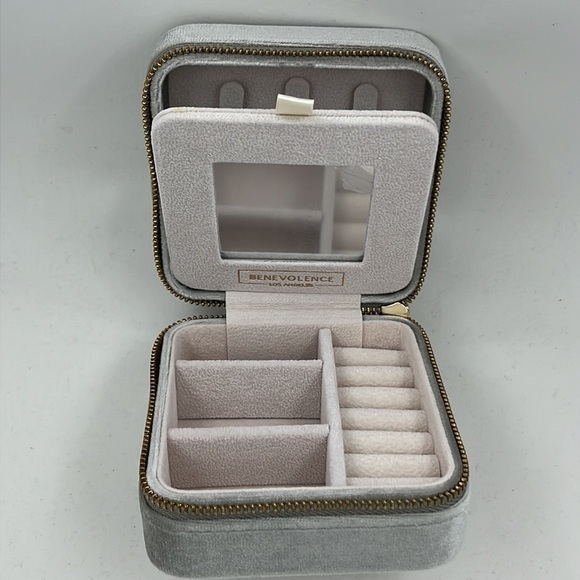 Velvet Sage: The Ultimate Travel Jewelry Box for Wanderlust Fashionistas! - Picture 6 of 13